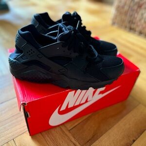 Nike “Huarache Run” sneakers - Size 6 Y (fits 7 women’s)
